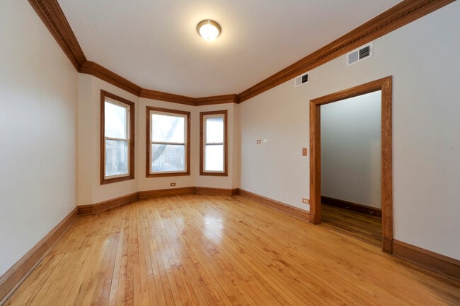 1943 N Kedvale Ave in Chicago, IL - Building Photo - Building Photo