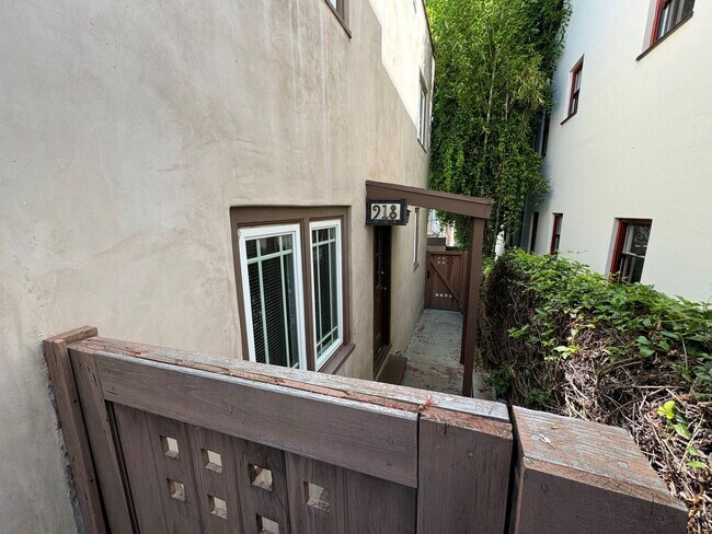 920 Poli St-Unit -918 Poli in Ventura, CA - Building Photo - Building Photo