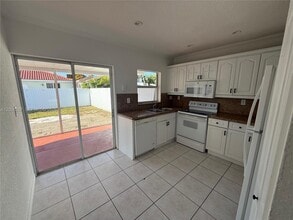 7751 NW 194th St in Hialeah, FL - Building Photo - Building Photo
