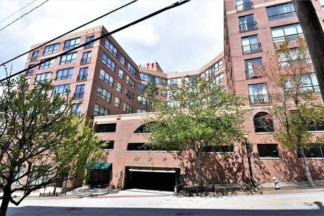 property at 115 W Peachtree Pl NW