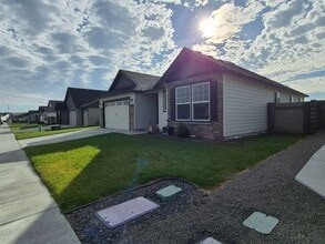 8317 Ballard Lp in West Richland, WA - Building Photo - Building Photo