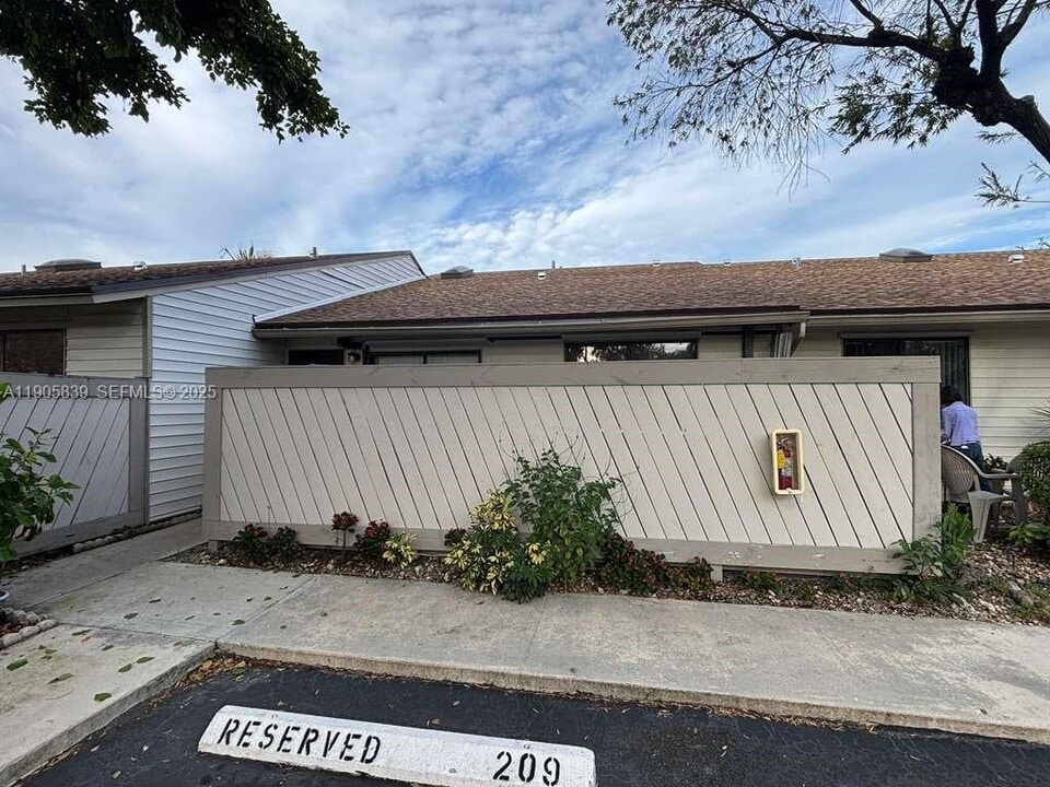 3637 NW 99th Terrace in Sunrise, FL - Building Photo