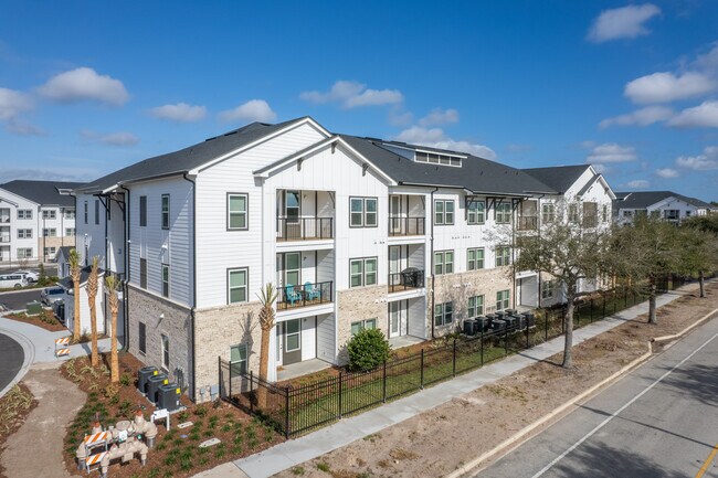The Clarke at Kendall Town Apartments in Jacksonville, FL - Foto de edificio - Building Photo