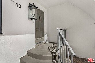 1143 Cloverdale Ave in Los Angeles, CA - Building Photo - Building Photo