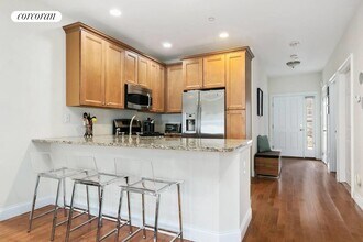 41 Andrew Ct in Southampton, NY - Foto de edificio - Building Photo