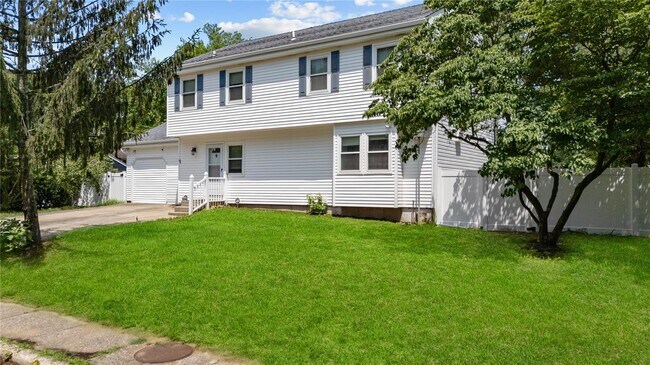 9 Denise Ct in Nesconset, NY - Building Photo - Building Photo