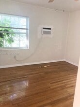 1002 Douglas Rd in Coral Gables, FL - Building Photo - Building Photo
