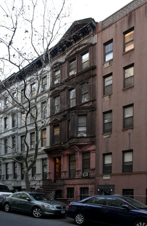 144 W 73rd St in New York, NY - Building Photo