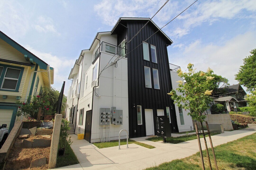 2516 NE Flanders St in Portland, OR - Building Photo