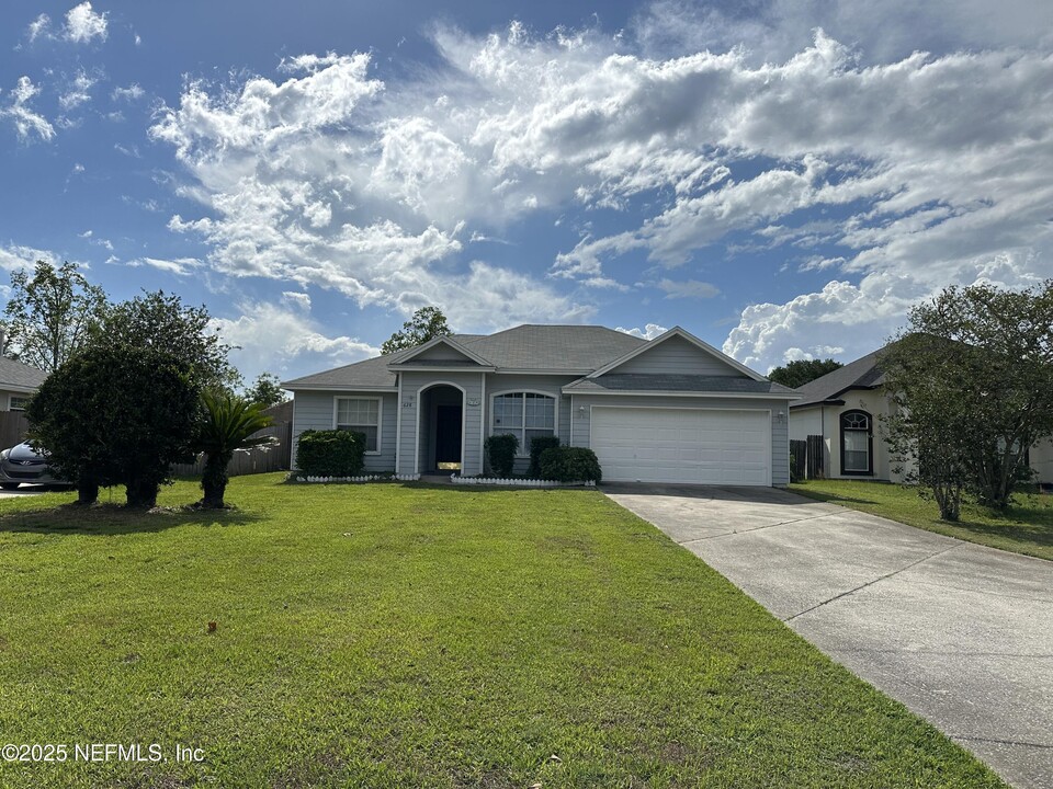 628 Buckingham Ct in Orange Park, FL - Building Photo