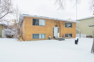 1012 39 Av NW in Calgary, AB - Building Photo