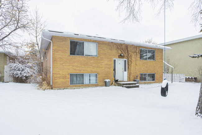 1012 39 Av NW in Calgary, AB - Building Photo - Primary Photo