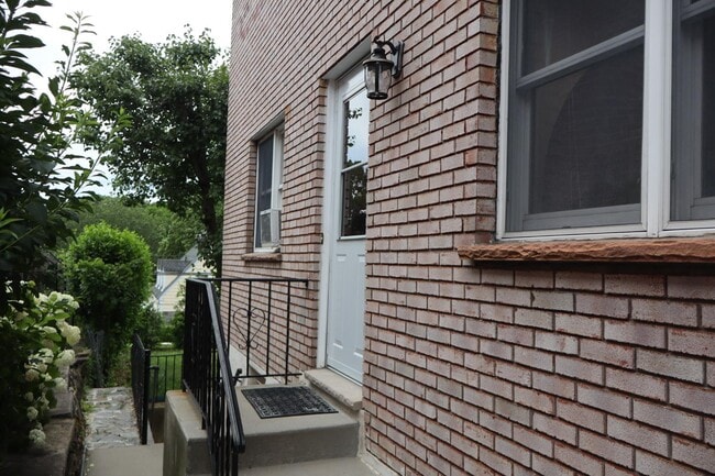 17 Bronxville Ln in Yonkers, NY - Foto de edificio - Building Photo