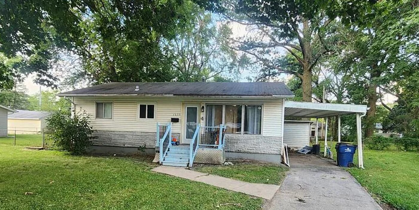 1655 Fenmore Dr in Florissant, MO - Building Photo