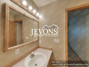 511 Jamie Dr in Selah, WA - Building Photo - Building Photo