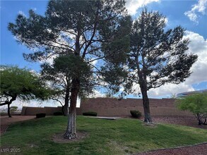 231 W Horizon Ridge Pkwy in Henderson, NV - Building Photo - Building Photo