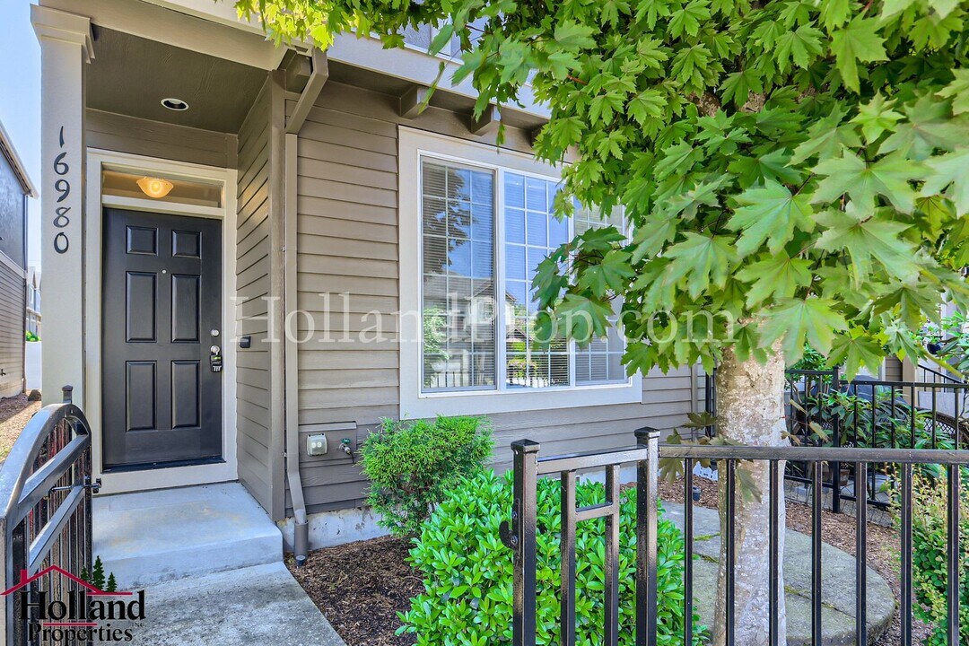 16980 NW Shadow Hills Ln in Beaverton, OR - Building Photo