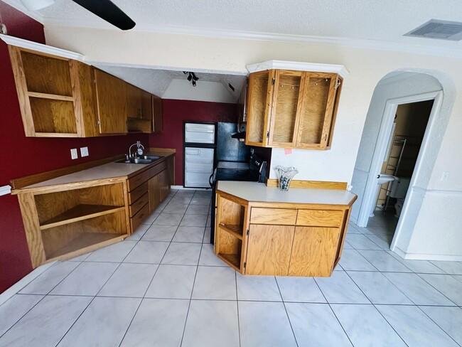 1305 Gateway Dr in Lantana, FL - Building Photo - Building Photo