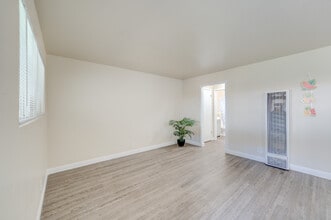 Shamor Apartments in San Leandro, CA - Foto de edificio - Building Photo