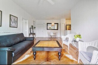 6001 SW 70th St in South Miami, FL - Building Photo - Building Photo