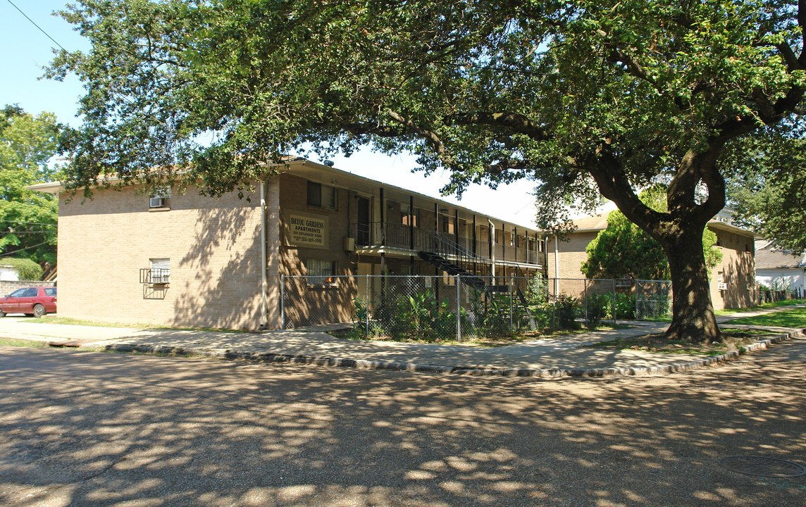 2110 Bayou Rd in New Orleans, LA - Foto de edificio