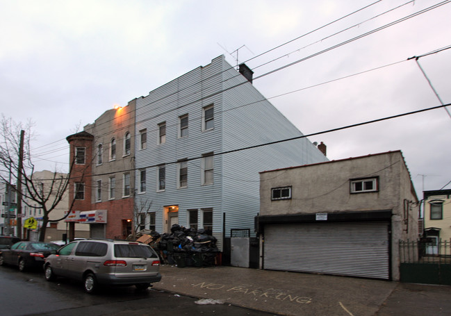 283 Saint Nicholas Ave in Flushing, NY - Foto de edificio - Building Photo