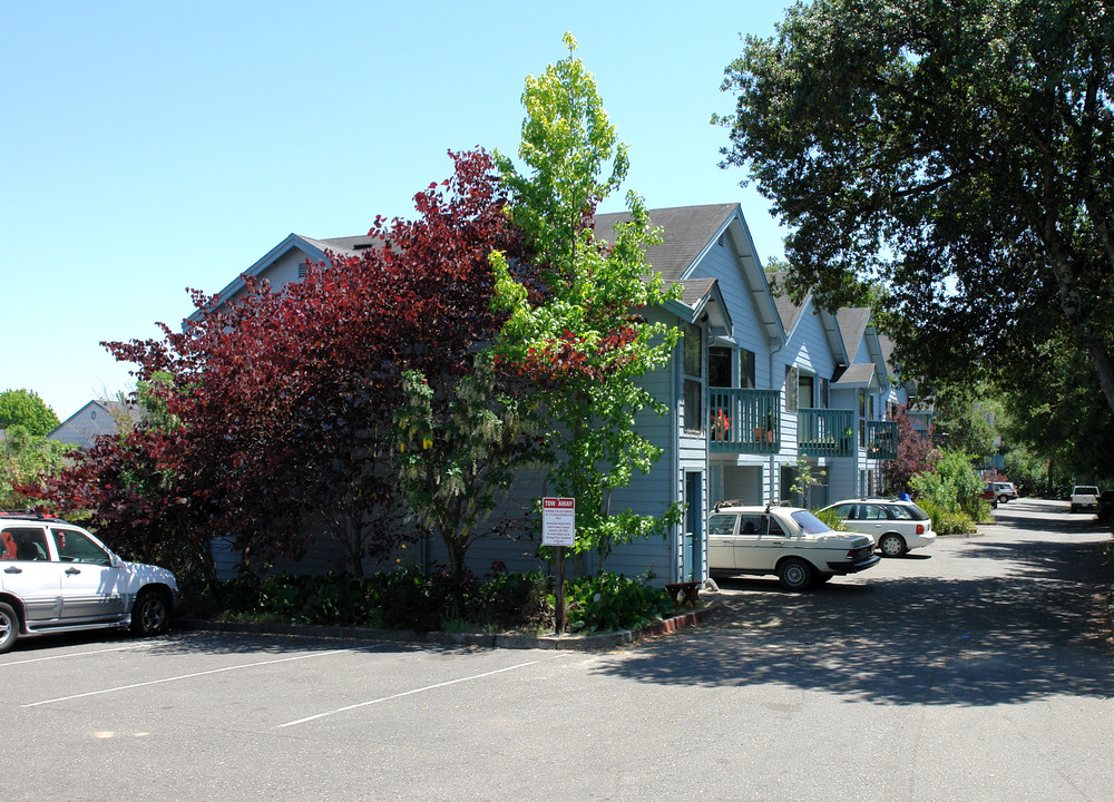 Burbank Heights Apartments in Sebastopol, CA - Building Photo