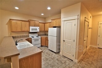 2218 S Dorothy Ave in Boise, ID - Foto de edificio - Building Photo