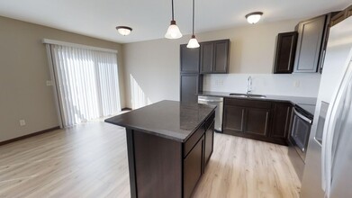8702 E Harry St in Wichita, KS - Foto de edificio - Building Photo