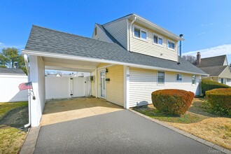 33 Robin Ln in Levittown, NY - Building Photo - Building Photo