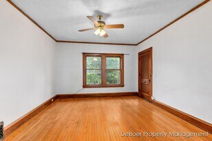 301 W Dutton St in Kalamazoo, MI - Building Photo