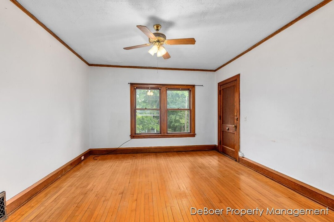 301 W Dutton St in Kalamazoo, MI - Building Photo