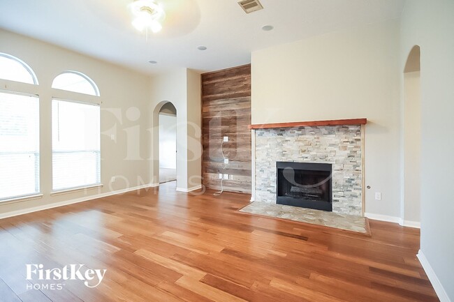 1118 Chase Park Dr in Bacliff, TX - Foto de edificio - Building Photo