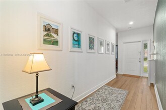 1023 NW 100th Ave in Doral, FL - Building Photo - Building Photo