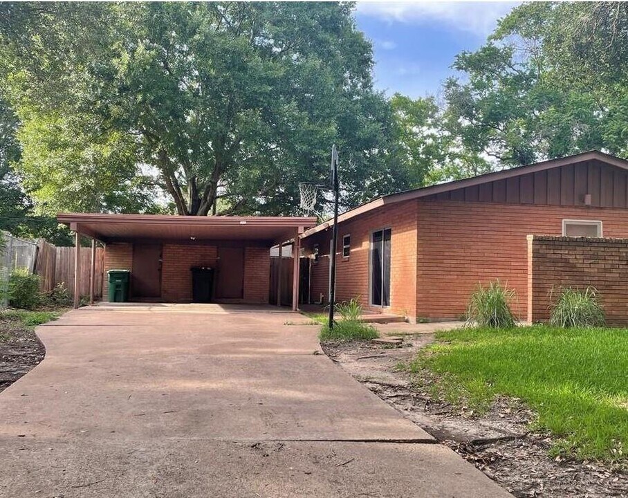 7058 Concho St in Houston, TX - Foto de edificio