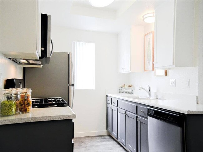 Hillside Village Apartments in San Bernardino, CA - Building Photo - Building Photo