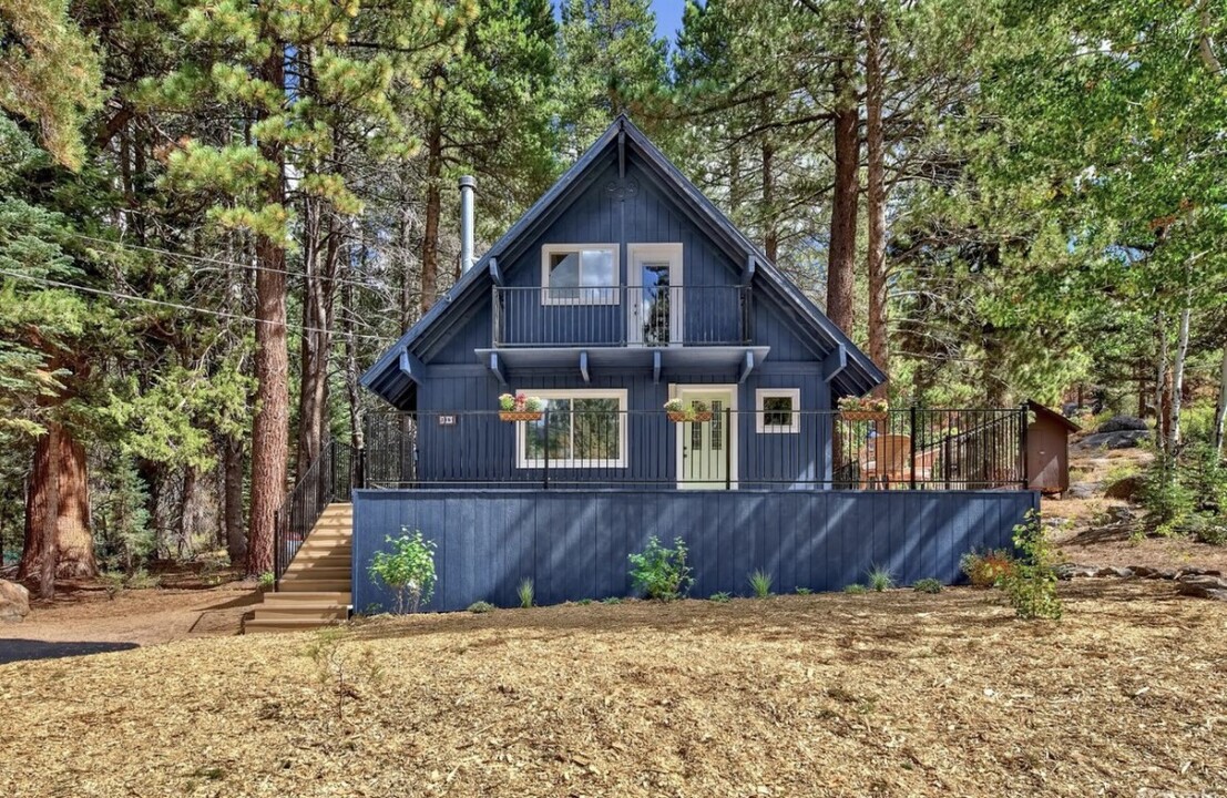 2161 Pinewood Dr in South Lake Tahoe, CA - Foto de edificio