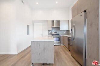 8532 Cashio St, Unit 301 in Los Angeles, CA - Building Photo - Building Photo