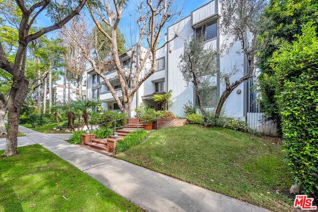 406 N Oakhurst Dr in Beverly Hills, CA - Building Photo - Building Photo