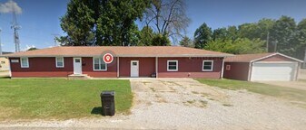 903 Cleveland Ave, Unit East in Charleston, IL - Building Photo
