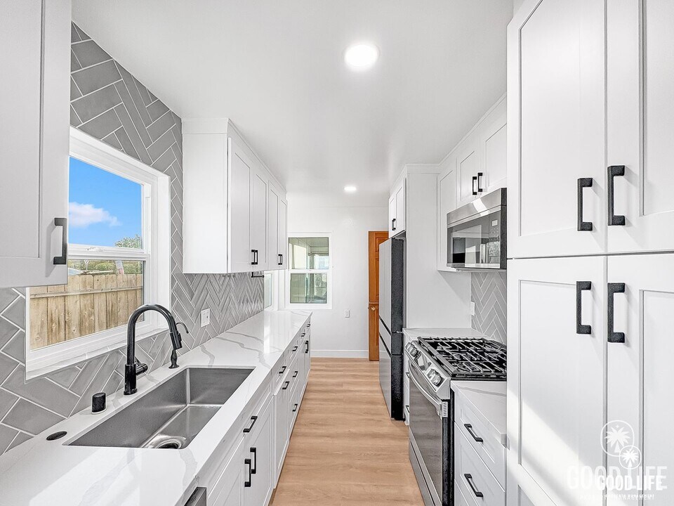 1108 Balour Dr in Encinitas, CA - Building Photo