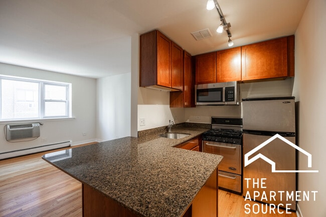 628 W Wrightwood Ave, Unit 305 in Chicago, IL - Building Photo - Building Photo