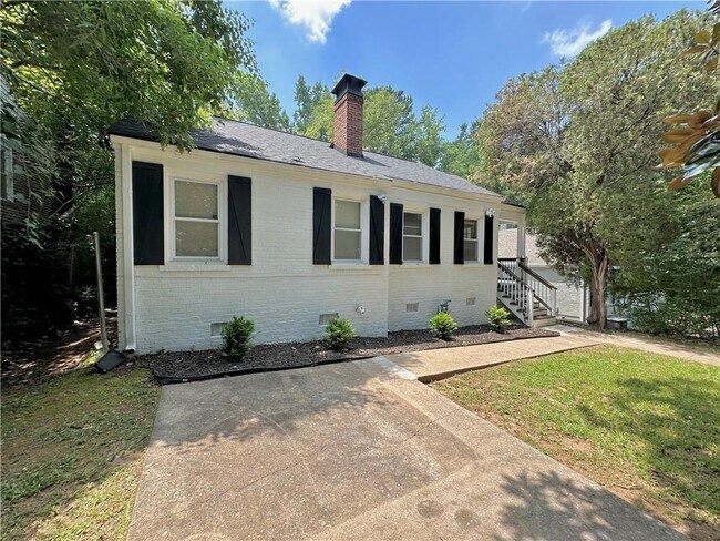 1764 Springview Rd NW in Atlanta, GA - Foto de edificio - Building Photo