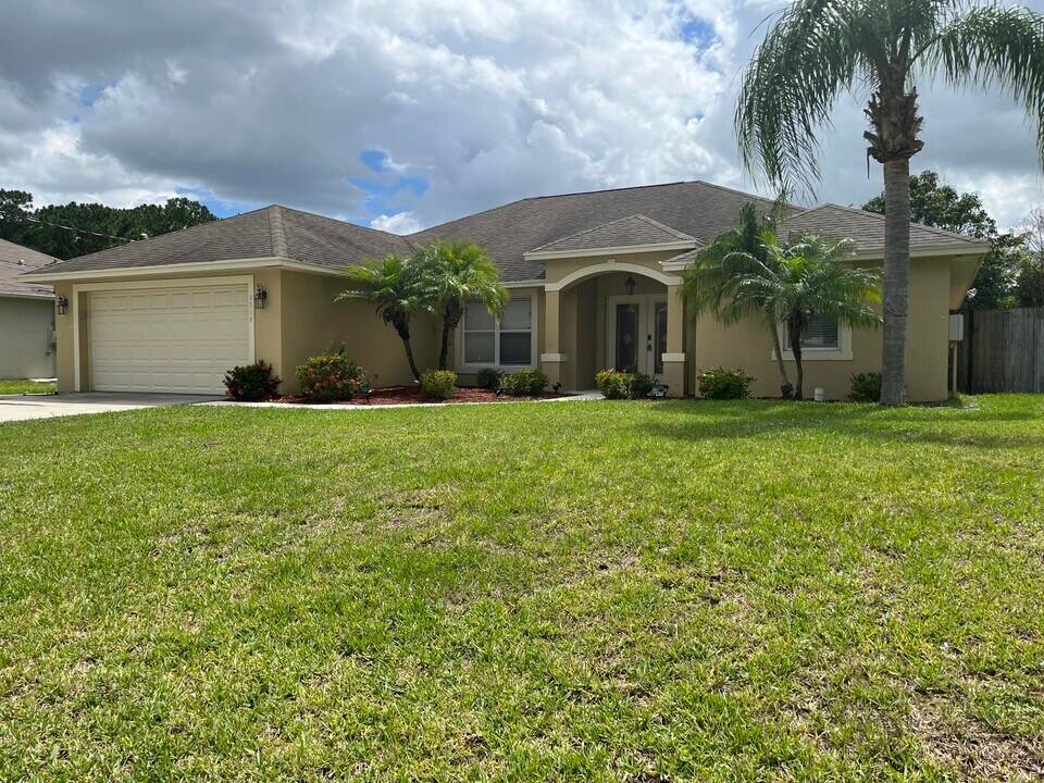 3718 SW Masilunas St in Port St. Lucie, FL - Building Photo