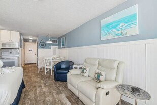 8817 S Thomas Dr in Panama City Beach, FL - Building Photo