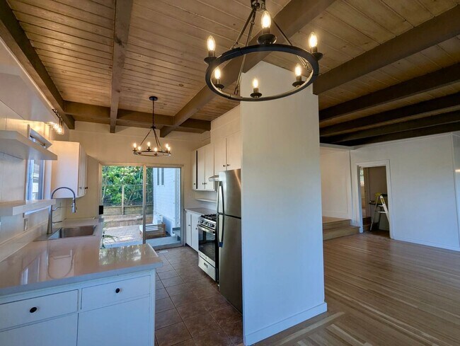 335 Redwood Ave in Corte Madera, CA - Foto de edificio - Building Photo
