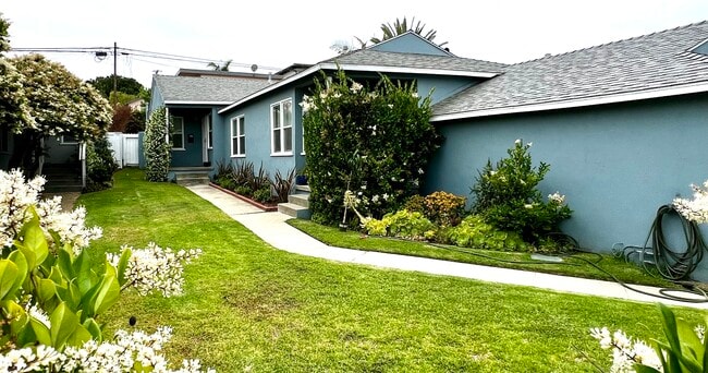 1348 Manhattan Beach Blvd, Unit B - back unit in Manhattan Beach, CA - Building Photo - Building Photo
