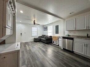 1004 Grace St, Unit A in High Point, NC - Foto de edificio - Building Photo