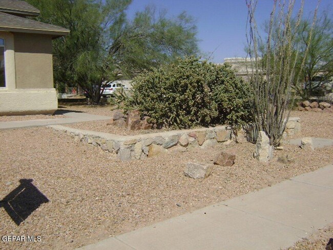 12957 Alfredo Apodaca Dr in El Paso, TX - Foto de edificio - Building Photo