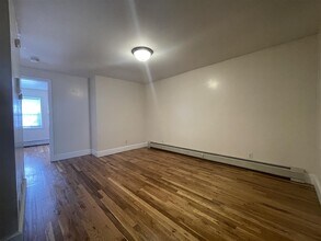 204 Christopher Columbus Dr in Jersey City, NJ - Building Photo - Building Photo